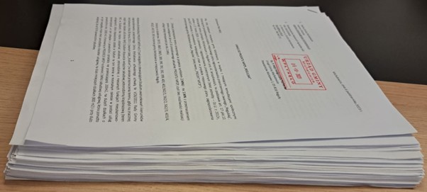 Stos dokumentów na stole