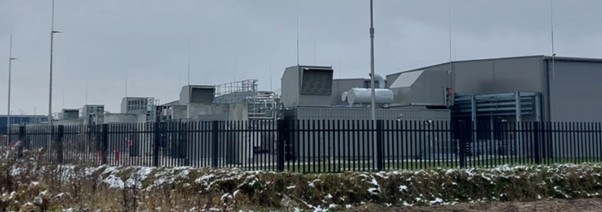 Ogrodzenie z budynkiem w tle