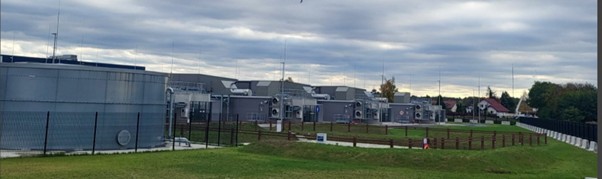 Budynek z ogrodzeniem i trawą