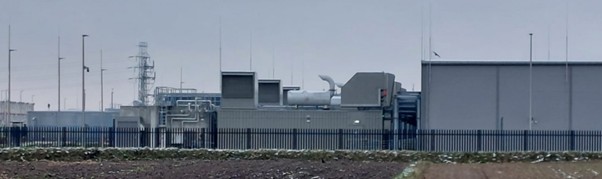 Budynek z ogrodzeniem