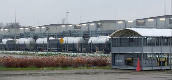 Fabryka z wieloma białymi kontenerami